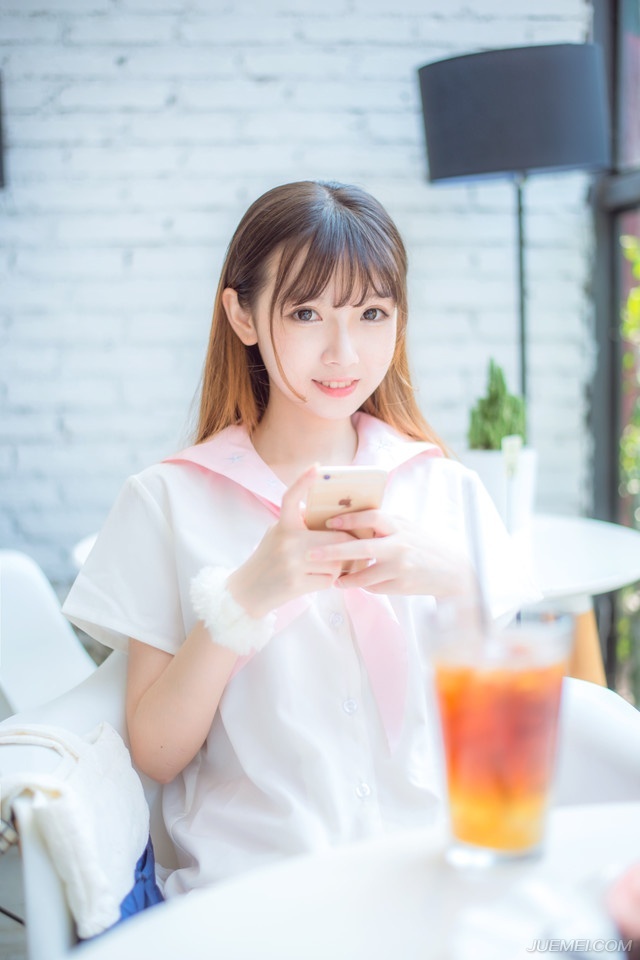半晌之后，吕蒙红着眼眶出来，看着一片混乱的大营，厉声喝道：“都给我起来，看看你们现在，像什么样子！？”